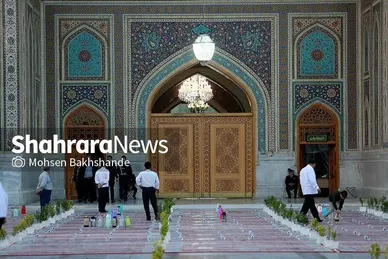 توزیع افطاری در باب الکاظم حرم مطهر امام رضا(ع)