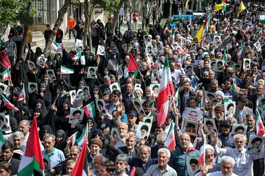 راهپیمایی ضدصهیونیستی نمازگزاران مشهدی و حمایت از عملیات وعده صادق سپاه