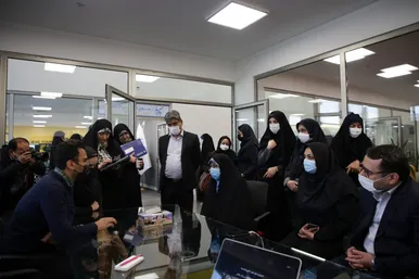 بازدید معاون رییس جمهور در امور زنان و خانواده از کارخانه نوآوری مشهد