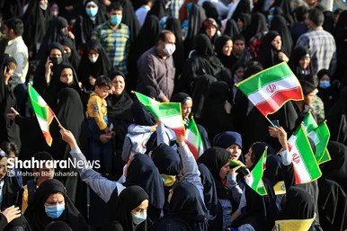 اجرای سرود «سلام فرمانده» با حضور دهه هشتادی و نودی ها در عرصه میدان شهدا مشهد