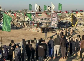 آغاز ششمین دور تبادل اسرا در غزه (۲۷ بهمن ۱۴۰۳) | القسام برای دختر یک اسیر صهیونیست هدیه طلا فرستاد