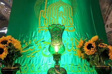 تعویض پرچم گنبد و پوش ضریح امام رضا (ع)