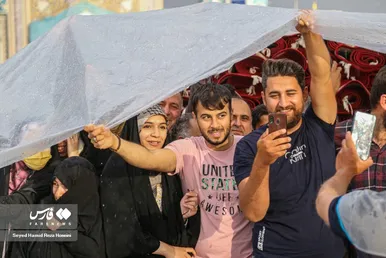 دعا و نیایش زائران زیر باران شدید در حرم امام رضا(ع)