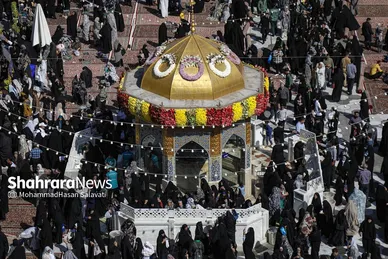 گزارش تصویری | تعویض پرچم گنبد حرم مطهر رضوی به مناسبت میلاد امام رضا(ع)