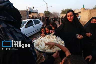 عکس‌هایی از استقبال اهالی خلیفه حیدر از زائران کربلا
