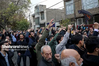 تجمع مردم در محل شهادت دو دانشجوی بسیجی در خیابان حر عاملی