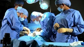 ویدئو| جراحی و رسیدگی به زخمی&zwnj;ها در غزه زیر نور موبایل