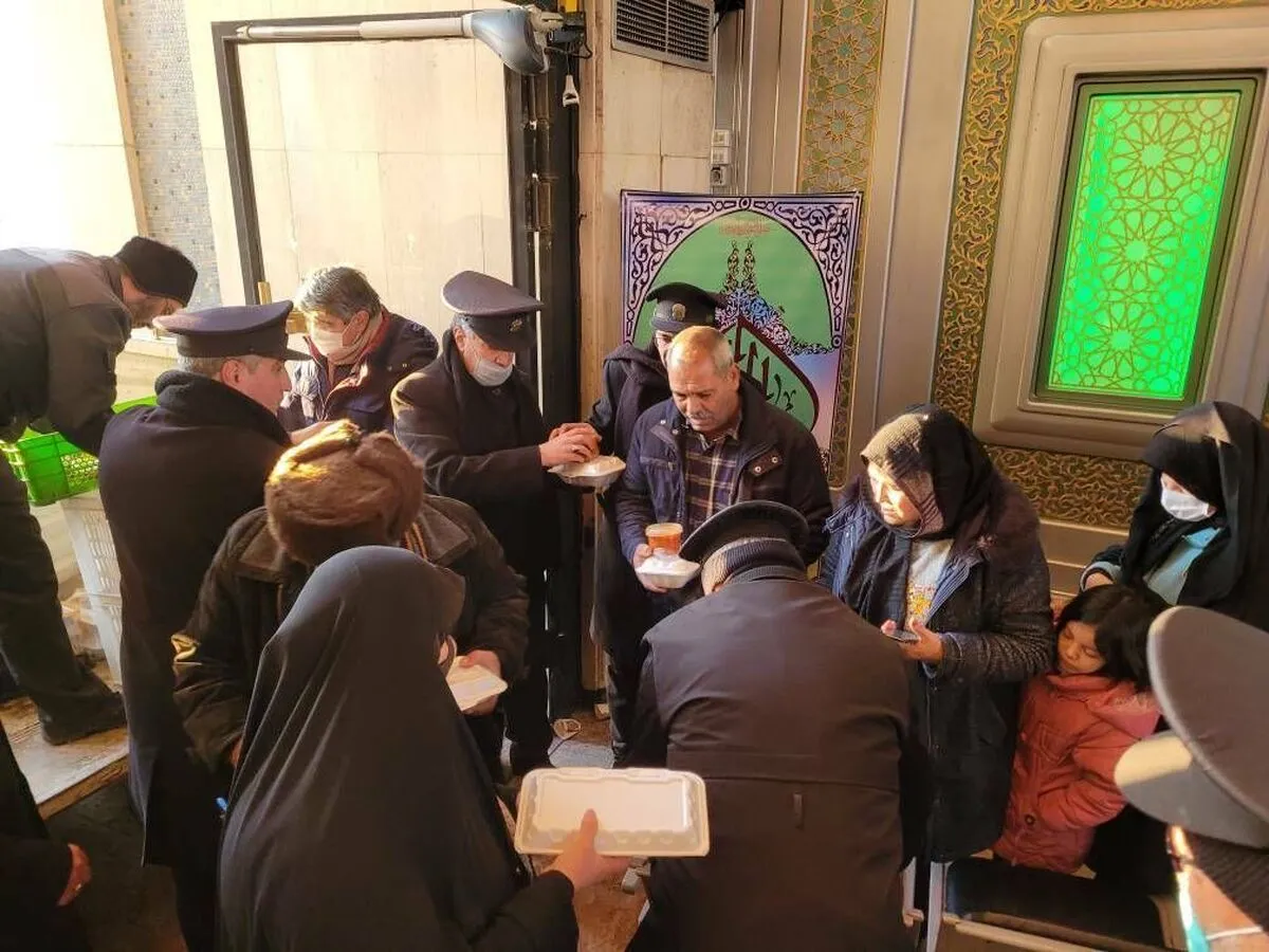 خدمت‌رسانی آستان قدس رضوی برای اسکان و اطعام مسافران قطارهای مشهد |  استمرار خدمت تا زمان بدرقه زائران