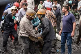 ویدئو | لحظه دردناک خروج پیکر ۶ کارگر جان&zwnj;باخته انفجار معدن در استان سمنان&zwnj;&zwnj;