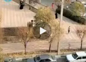 فرار راننده بعد از زیرگرفتن و تصادف با خودروها در کرج + فیلم