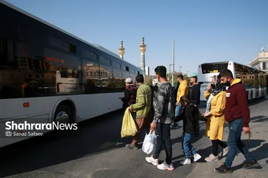 حضور زائران نوروزی در خیابانهای اطراف حرم مطهر رضوی