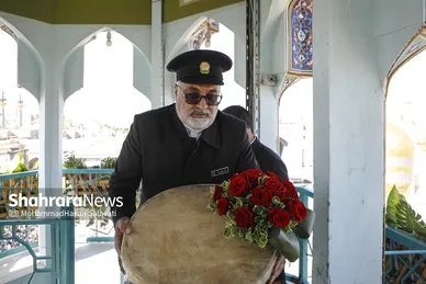 گزارش تصویری | تعویض پرچم گنبد حرم مطهر رضوی به مناسبت میلاد امام رضا(ع)