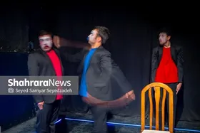 یک جای خالی | نگاهی به نمایش &laquo;صندلی&raquo; در سالن پردیس تئاتر مستقل مشهد