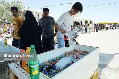 در جمعه بازار بدون سایه ، فروش نوشیدنی سرد رونق زیادی داشت