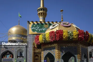 گزارش تصویری | تعویض پرچم گنبد حرم مطهر رضوی به مناسبت میلاد امام رضا(ع)