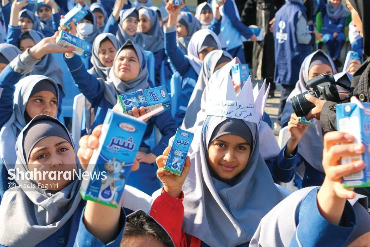 توزیع شیر در یک قدمی مدارس خراسان رضوی | شیر پاستوریزه غنی شده با ویتامین D در مدارس استان توزیع می‌شود