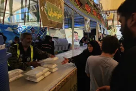 توزیع  بسته&zwnj;های غذایی و خدمات گسترده به زائران پیاده در موکب آرامستان بهشت رضا(ع) مشهد