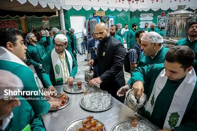 عرض ارادت قهرمانان ورزش ایران در حرم مطهر رضوی
