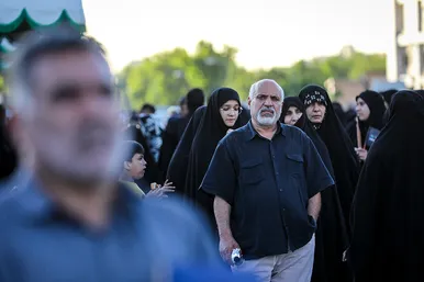 تشرف زائران و مجاوران رضوی به حرم امام رئوف در روز زیارتی آن حضرت