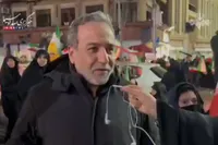 ویدیو | عراقچی، در یکی از تجمعات شبانه مردم تهران با لباس "غیردیپلماتیک": آمده‌ام روحیه بگیرم