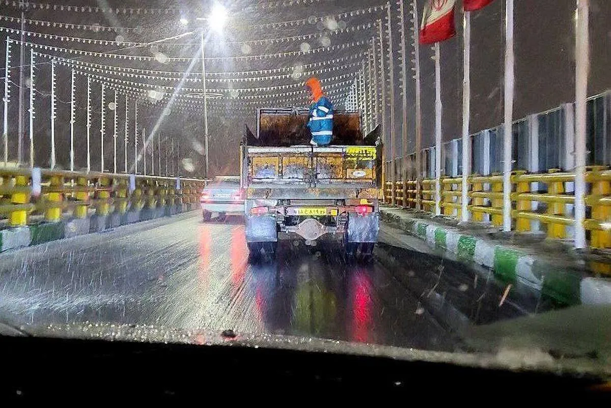 آماده‌باش ۶۵۰۰ نیروی خدمات شهری مشهد درپی بارش برف (۲۶ آذر ۱۴۰۴)
