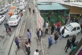 ویدئو| حمله وحشیانه اراذل و اوباش قمه&zwnj;کش به بازار گل شادمان