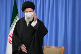 لحظه ورود رهبر انقلاب در دیدار با دست&zwnj;اندرکاران مراسم سالگرد شهید سلیمانی+ فیلم