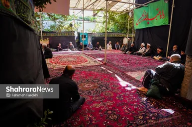 عزاداران در حیاط خانه در حال گوش دادن به روضه هستند
