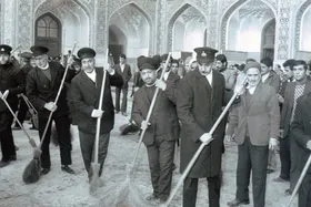 خش&zwnj;خش دلنشین همراه با نوای &laquo;یا رضا(ع)&raquo; | درباره مراسم جاروکشی حرم امام رضا(ع)