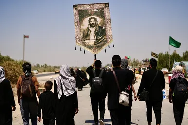 زائران پیاده در مسیر کربلا ۲