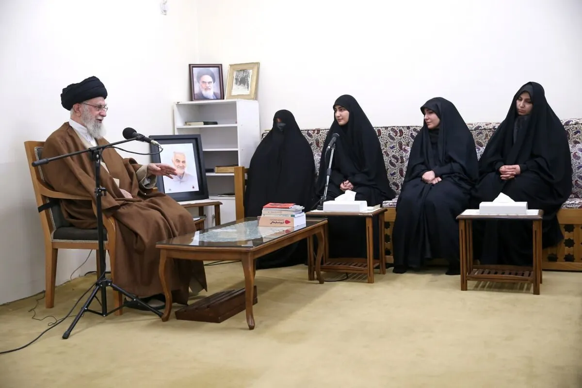 رهبر معظم انقلاب در دیدار با خانواده شهید سلیمانی: مهم‌ترین نقش و خدمت این شهید بزرگوار، احیای جبهۀ مقاومت در منطقه بوده است