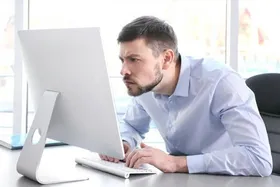 خیره شدن به مانیتور، سبب چه عوارضی می&zwnj;شود؟