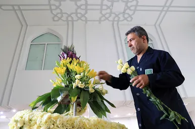 گل آرایی حرم مطهر رضوی در آستانه میلاد امام رضا (ع)