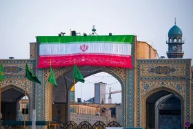 ویدئو| نصب پرچم ایران در حرم امام&zwnj;رضا(ع) به&zwnj;مناسبت فرارسیدن ١٢ فروردین، روز جمهوری اسلامی ایران