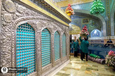 تعویض پرچم گنبد و پوش ضریح مطهر حرم رضوی همزمان با سوم ربیع الاول