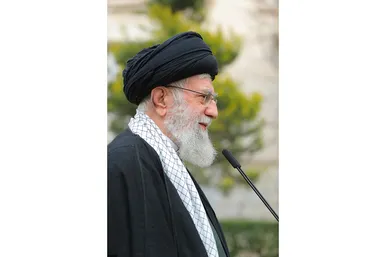 کاشت نهال در روز درختکاری توسط رهبر معظم انقلاب