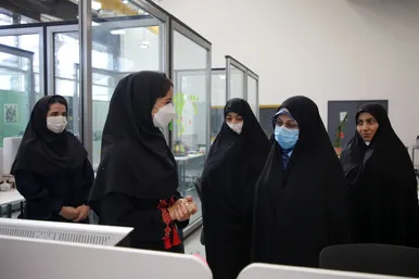 بازدید معاون رییس جمهور در امور زنان و خانواده از کارخانه نوآوری مشهد