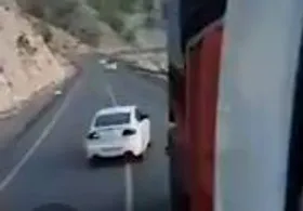 سبقت عجیب خودرو مزدا در حالت دنده عقب در جاده ایذه خوزستان + فیلم