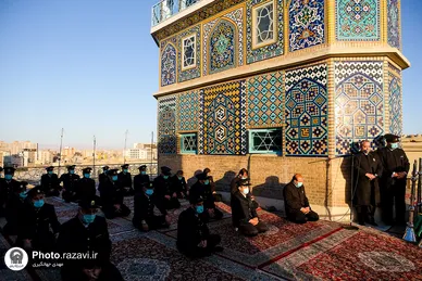 تعویض پرچم گنبد و پوش ضریح مطهر حرم رضوی همزمان با سوم ربیع الاول