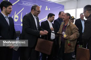 گزارش تصویری | نشست صمیمی با کارگران در ایست‌کار میدان امام‌حسین(ع) مشهد (۱۱ اردیبهشت ۱۴۰۴)