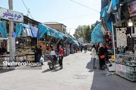 بازارها، هنوز هم گرم و جاندار بر گرداگرد حرم مطهر امام رضا (ع) حلقه زده&zwnj;اند | آن تکثر پر آب&zwnj;&lrm;ورنگ شلوغ