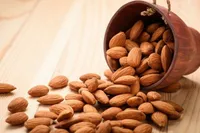 عوارض مصرف بیش از اندازه بادام درختی چیست؟