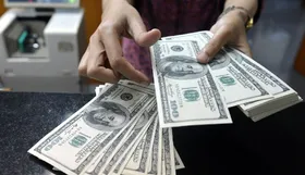 فروش دلار ۳۴ هزار تومانی در بازار | فروشندگان دلار کمیاب شدند