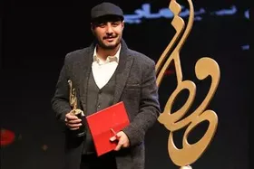 واکنش جواد عزتی به بغل کردن همسرش در جشن حافظ + فیلم
