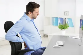 کارمندان چگونه خود را از دردهای استخوانی ناشی از پشت&zwnj;میزنشینی دور کنند؟