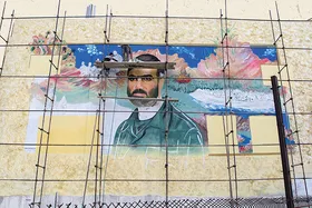 اولین دیوارنگاره شهدا در بولوار وکیل&zwnj;آباد با سیمای سردار شهید محمدحسین بصیر