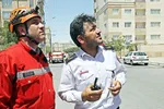 عملیات نجات آتش‌نشانان مشهدی در ارتفاع | گرفتاری کارگر در باکس فلزی جرثقیل + تصاویر