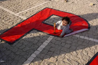 چیدمان چهار هزار درنای کاغذی در حمایت از کودکان غزه