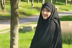 فیلم | حضور فرزند شهید معصومه کرباسی در حرم امام رضا(ع)