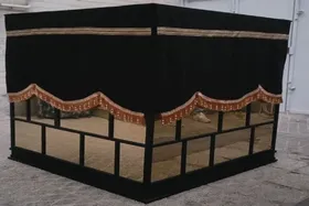 رونمایی از قرآن طراحی شده به شکل کعبه در مشهد